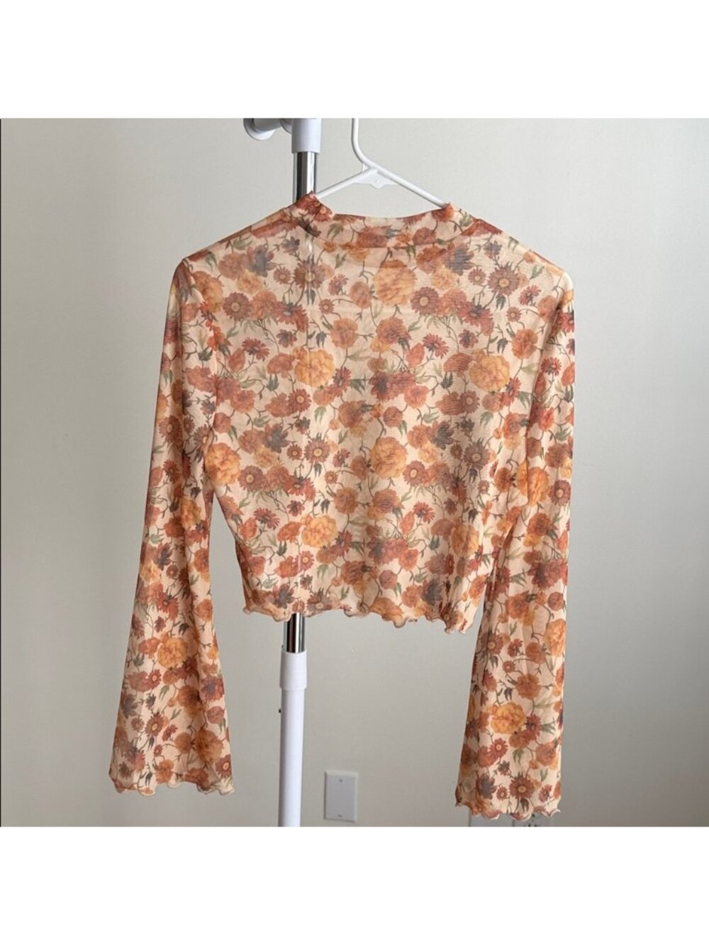 Sheer floral croptop - Picture 2 of 2